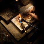 コンマ数ミリの世界で腕をふるう、彫金師の驚くべき技術とは。
